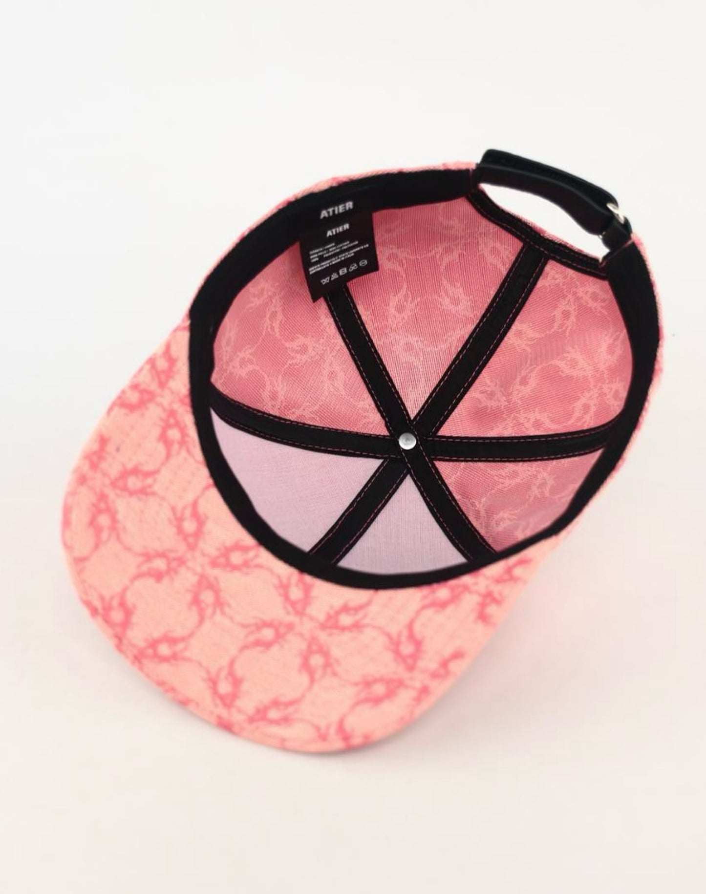 Cappello in tessuto ATIER con ricami e chiusura in vera pelle tamburellata