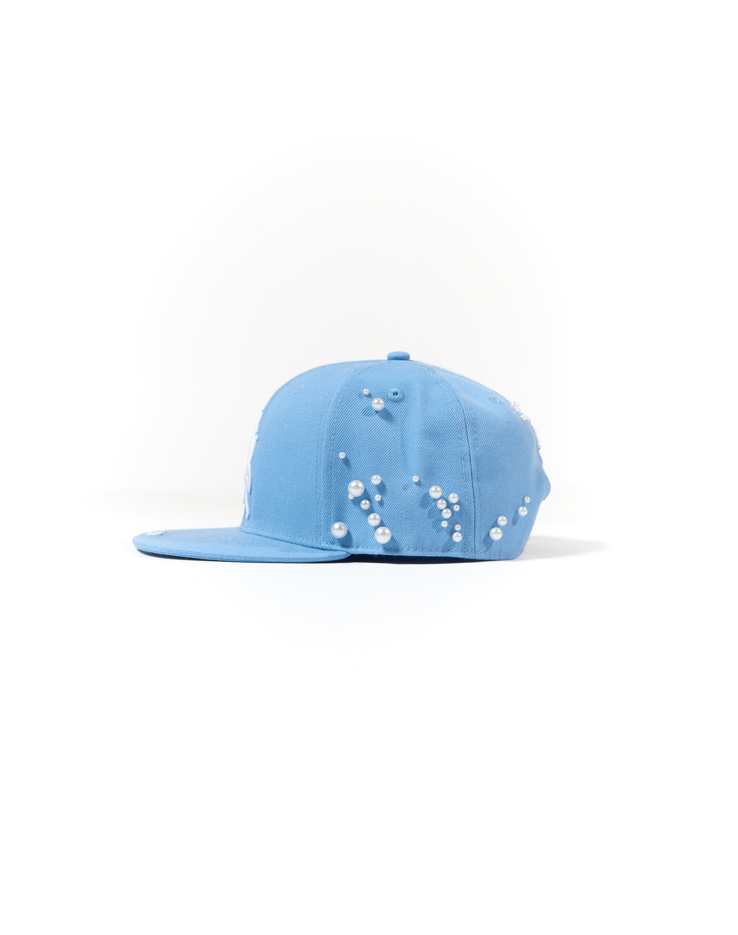 Cappello con ricami 3D e perle rivettate