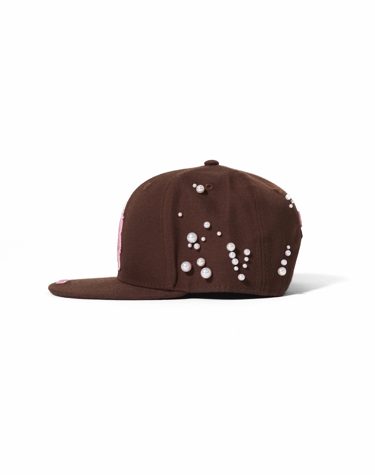 Cappello con ricami 3D e perle rivettate