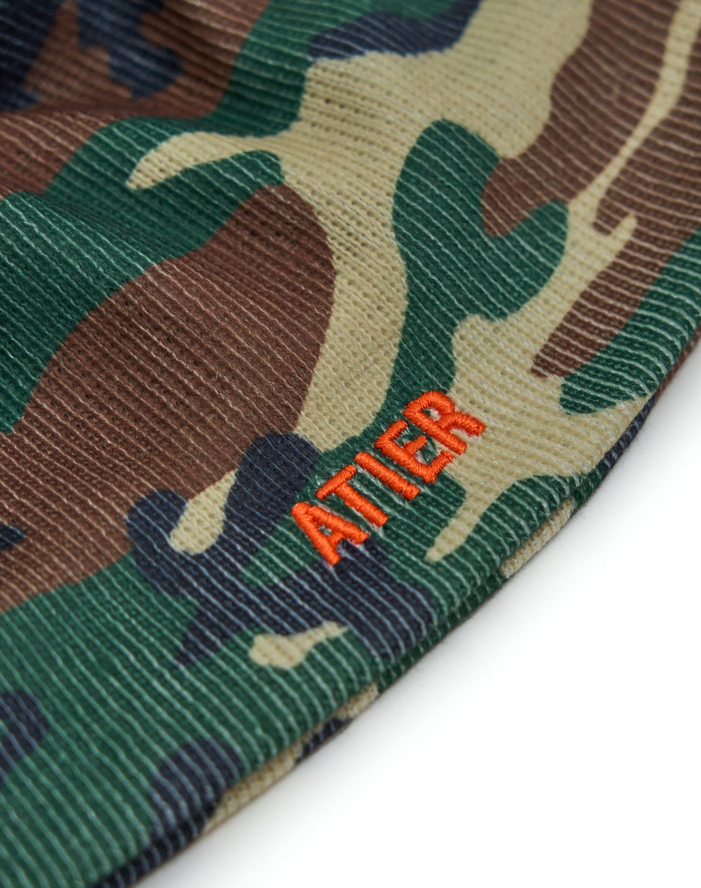 Cappello beanie camouflage con ricami e imbottito in pile