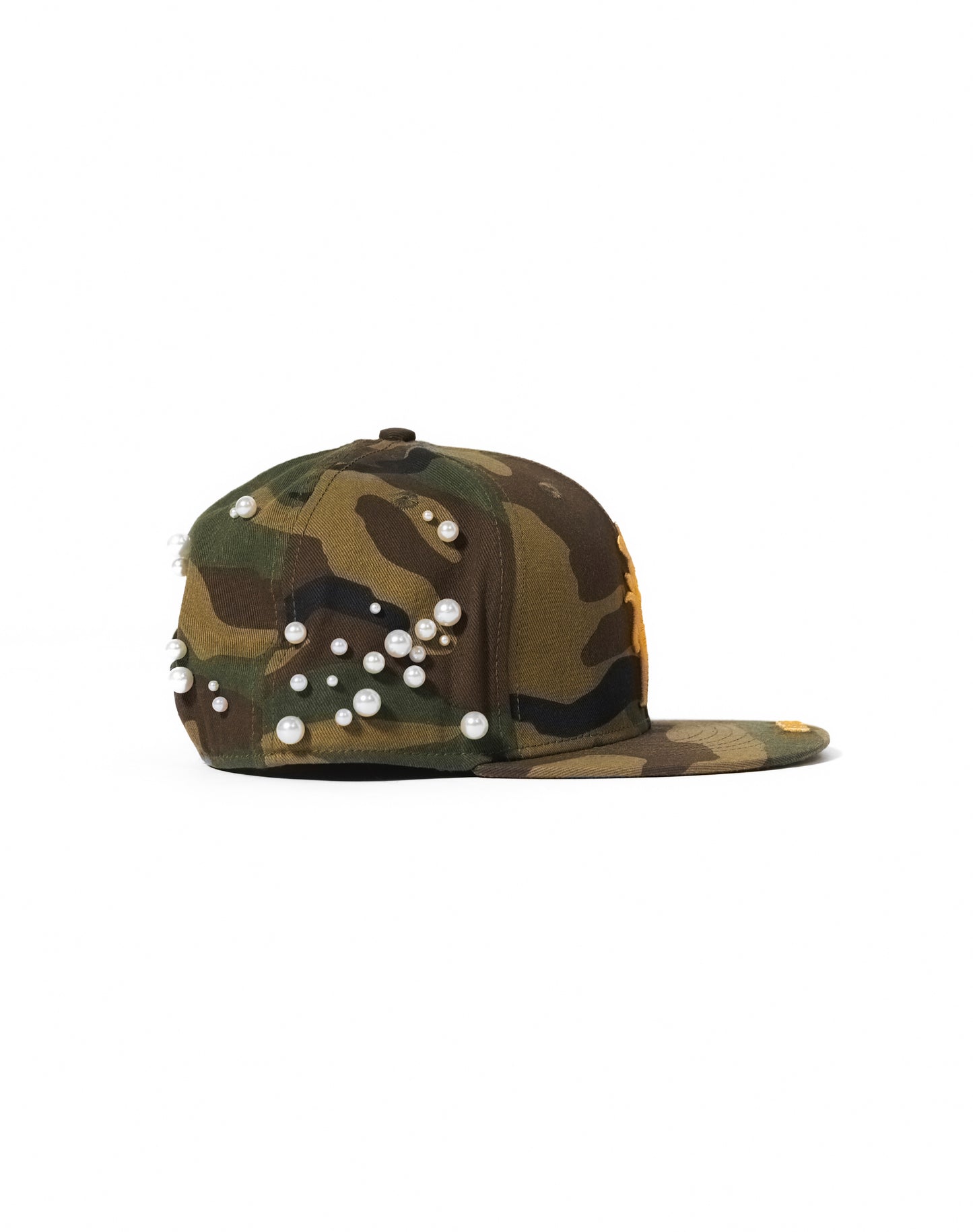 Cappello con ricami 3D e perle rivettate