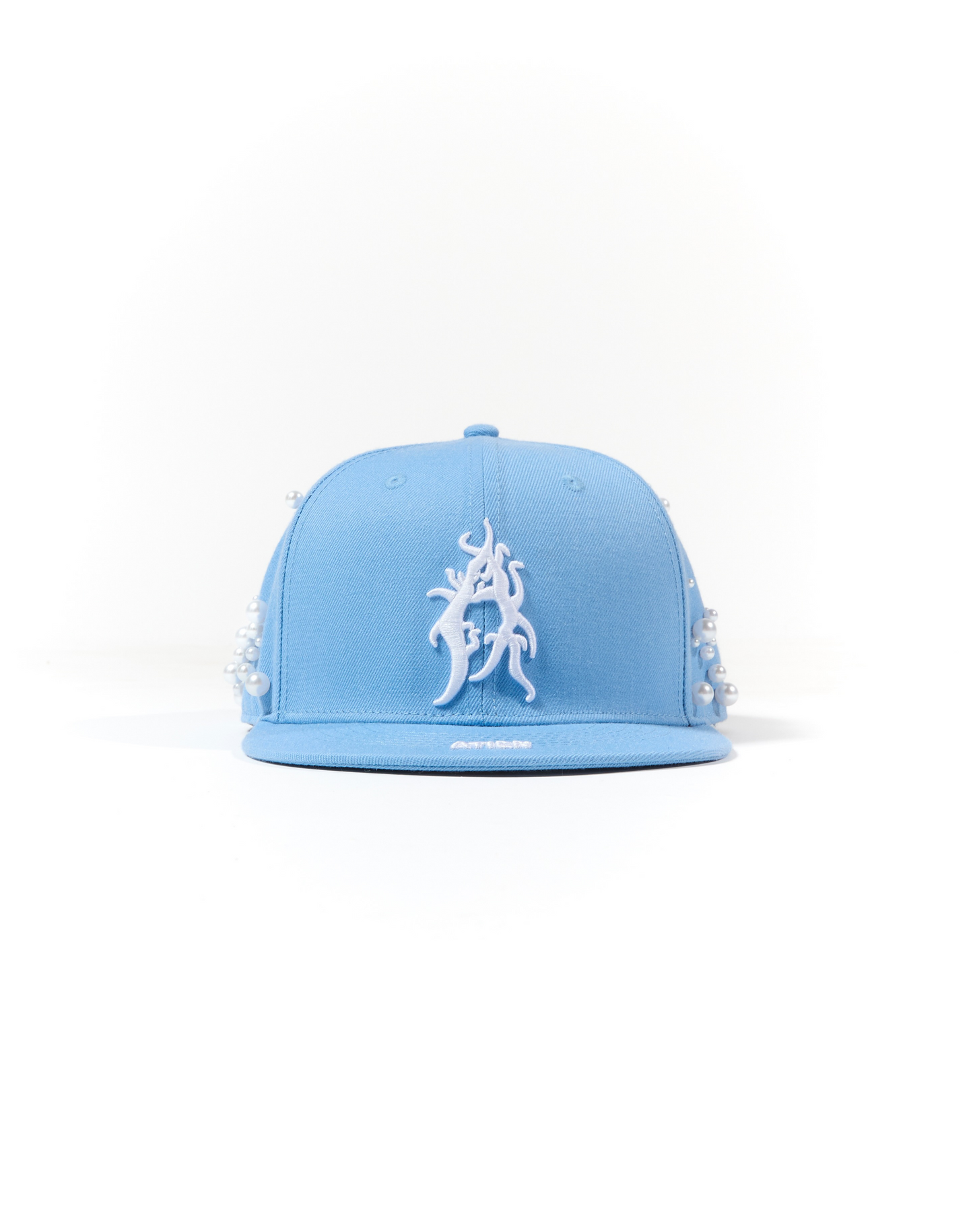 Cappello con ricami 3D e perle rivettate