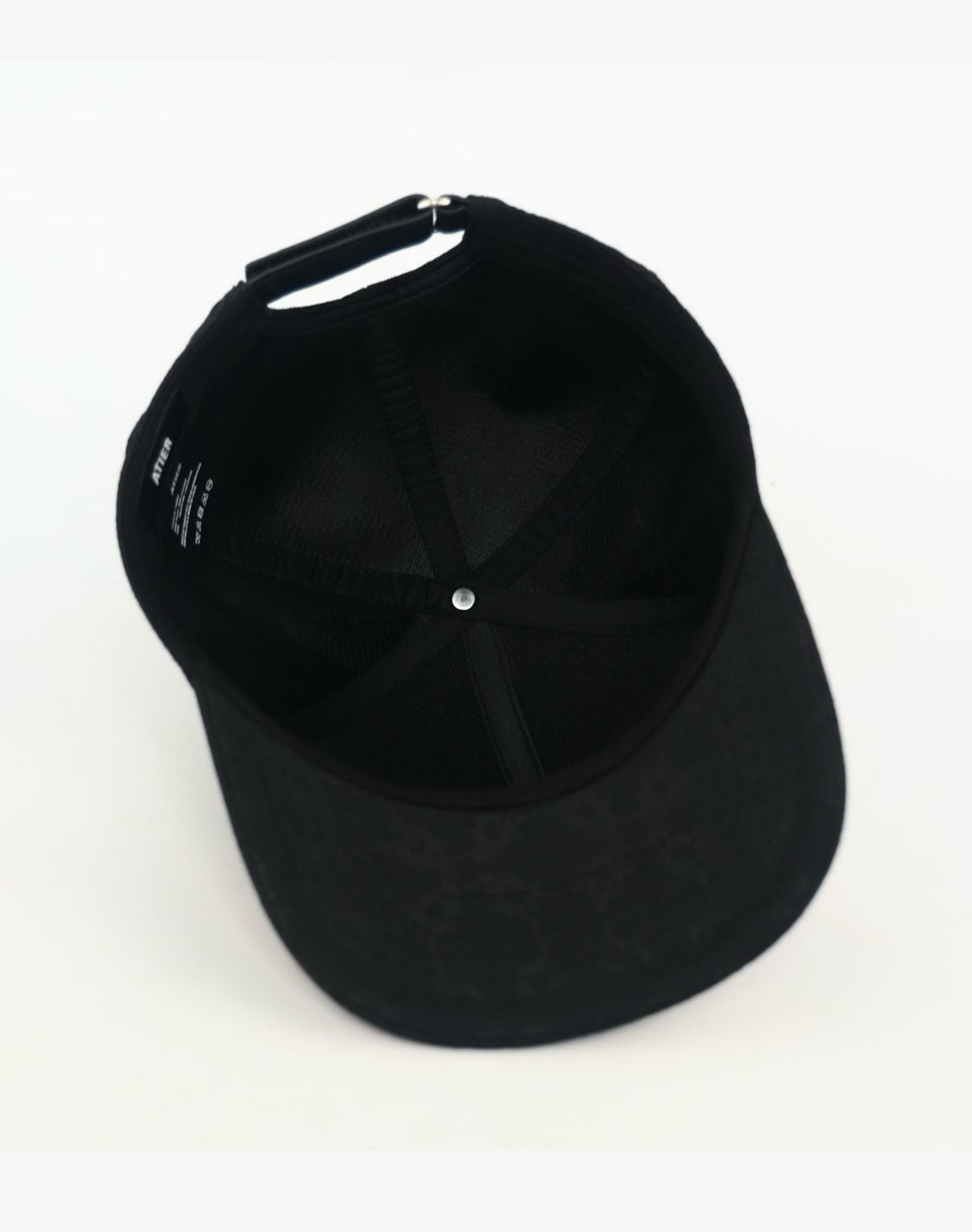 Cappello in tessuto ATIER con ricami e chiusura in vera pelle tamburellata