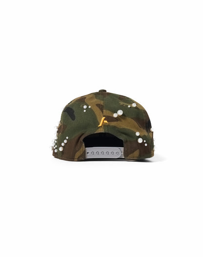 Cappello con ricami 3D e perle rivettate
