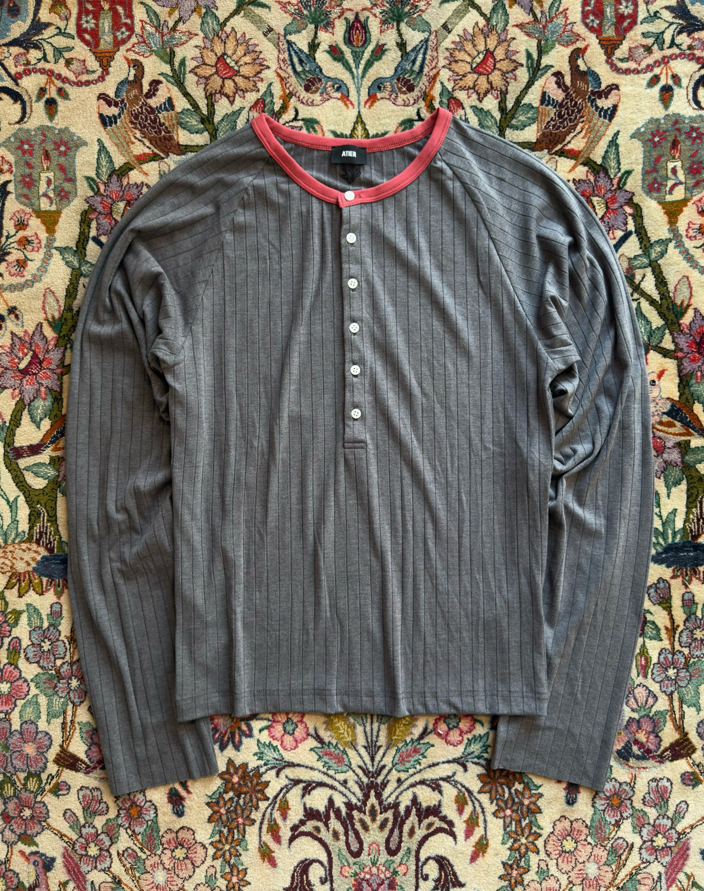 Maglia Henley a coste con bottoni logati in vera madreperla e ricamo