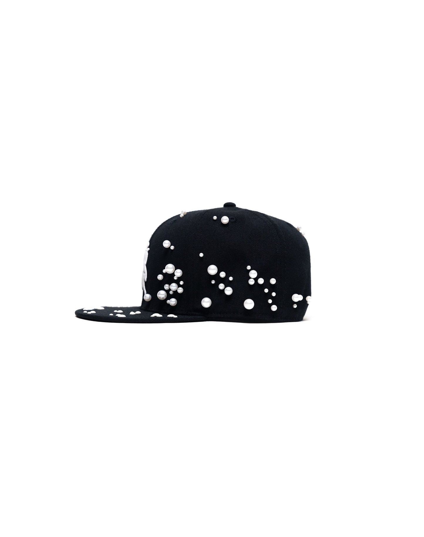 Cappello con ricami 3D, perle e mezze perle applicate