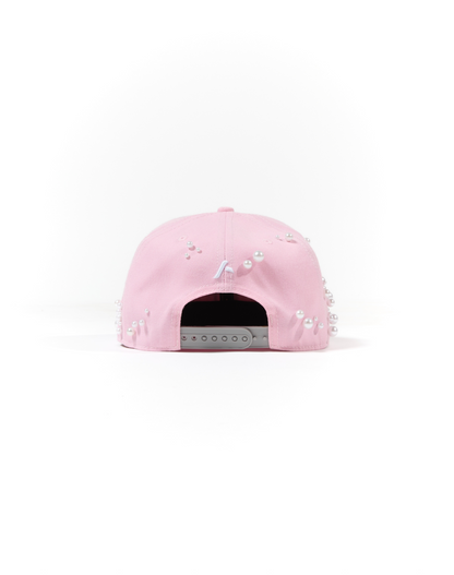 Cappello con ricami 3D e perle rivettate