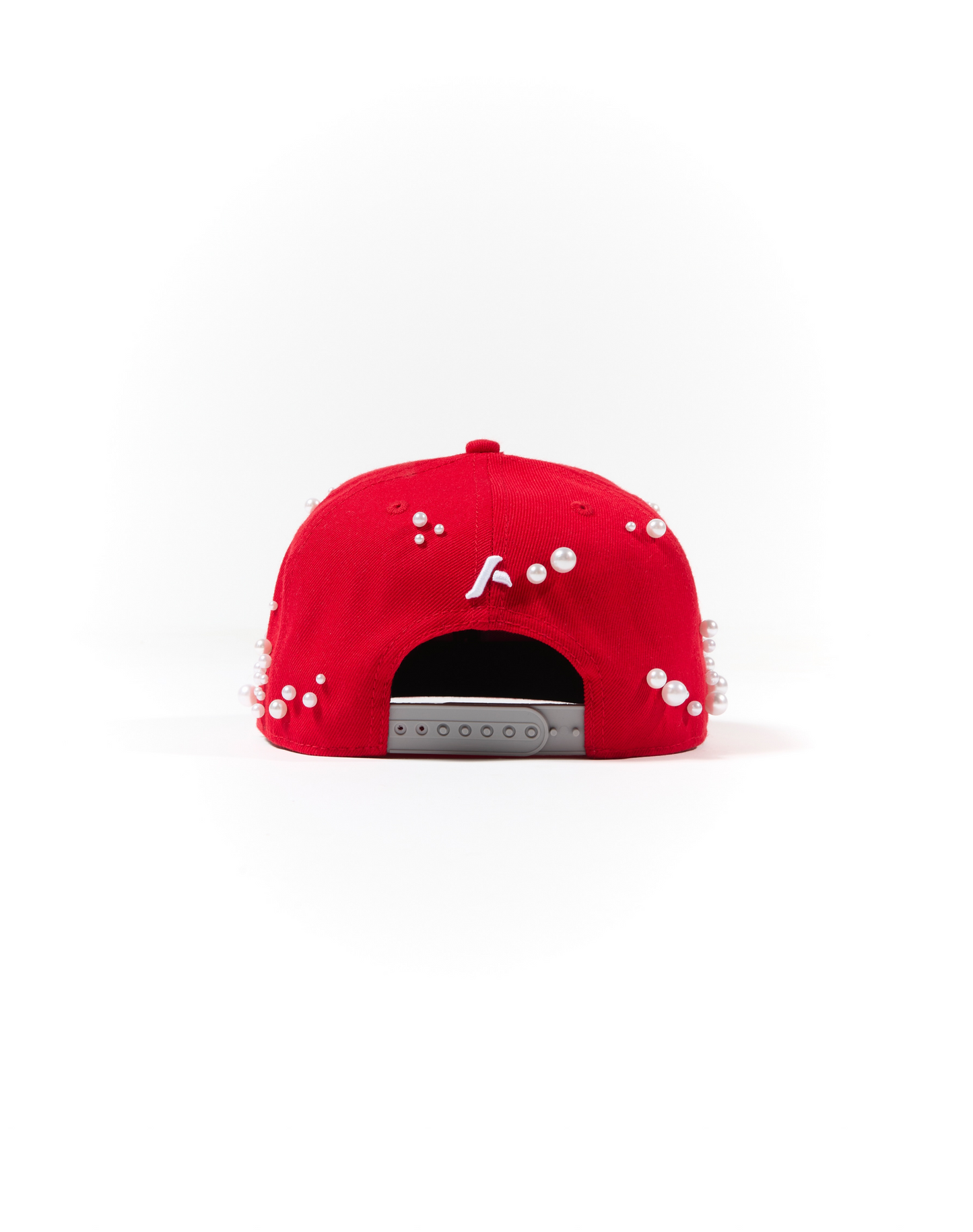 Cappello con ricami 3D e perle rivettate
