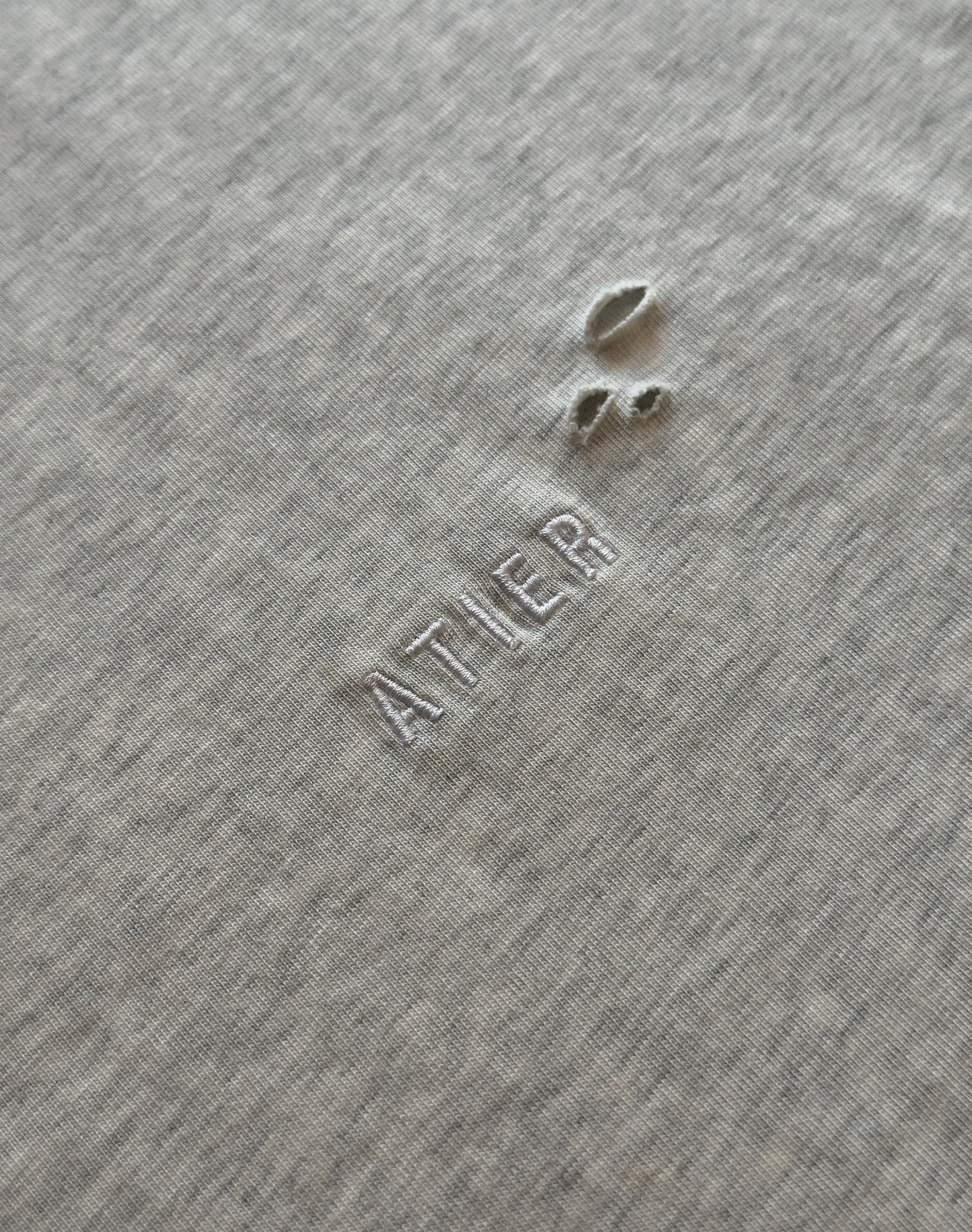Maglia muscle in 100% cotone con logo ricamato e tagli/lacerature