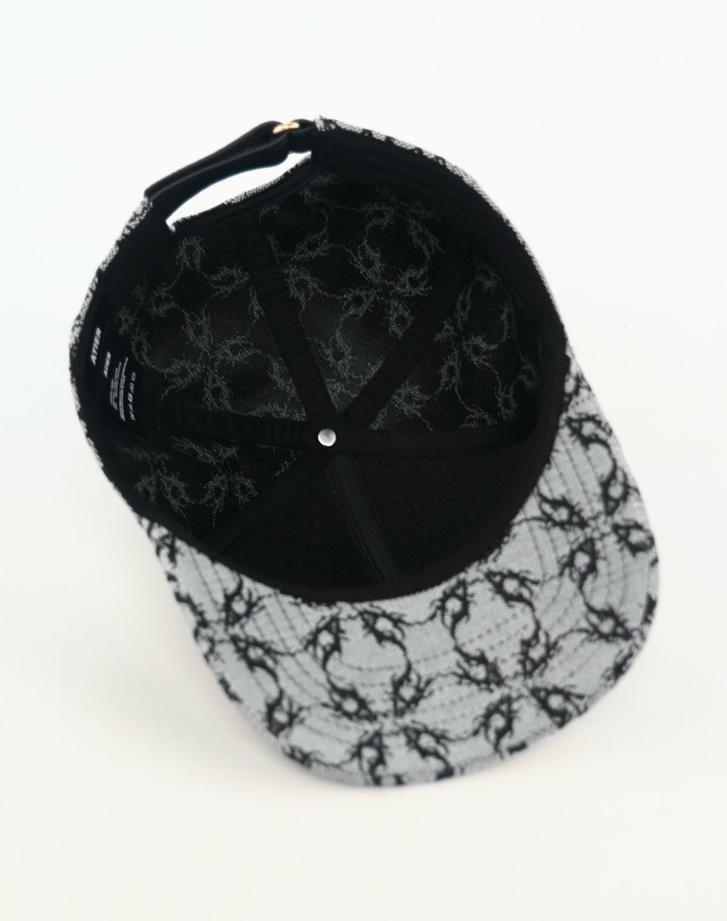 Cappello in tessuto ATIER con ricami e chiusura in vera pelle tamburellata