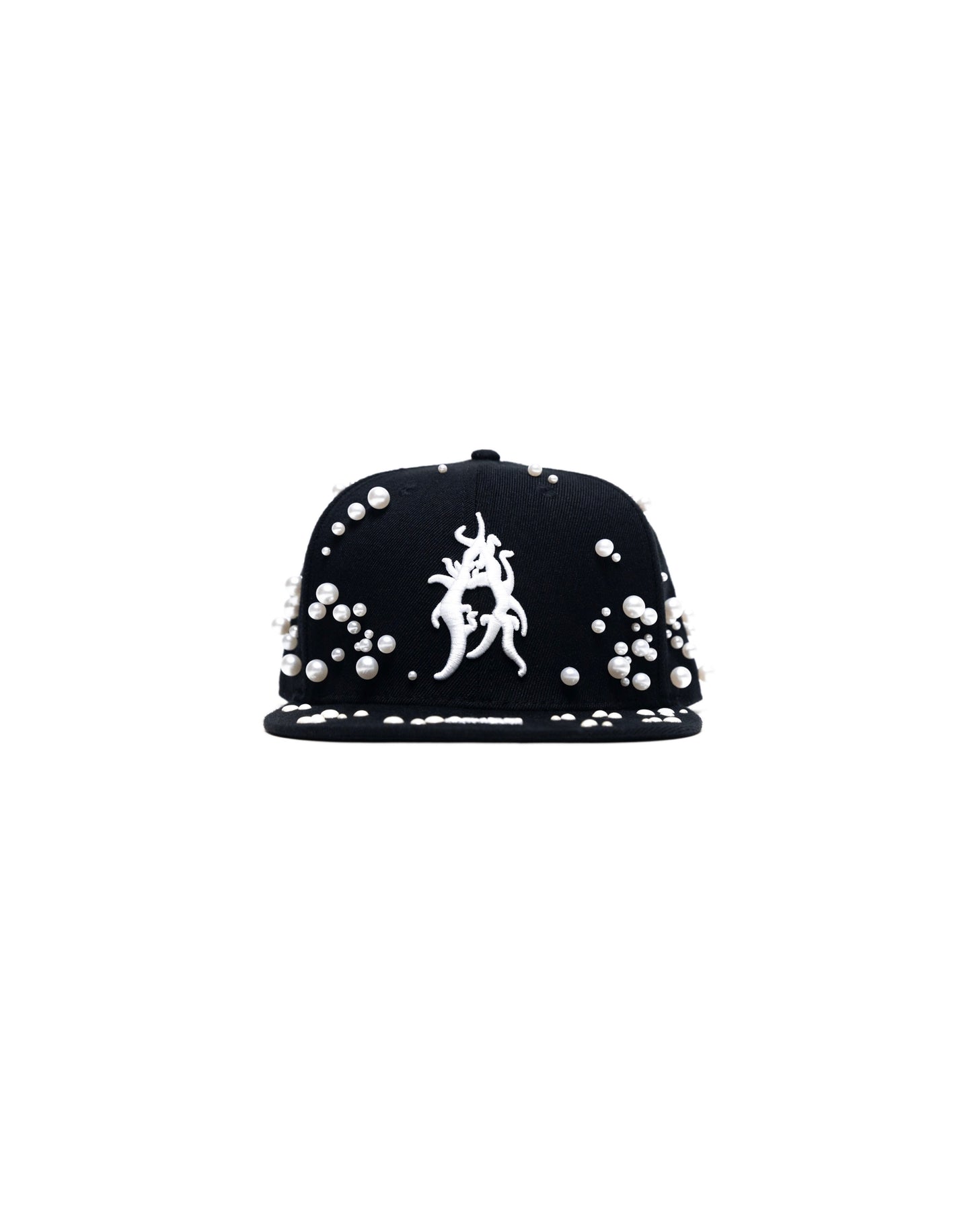 Cappello con ricami 3D, perle e mezze perle applicate