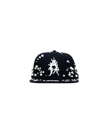 Cappello con ricami 3D, perle e mezze perle applicate