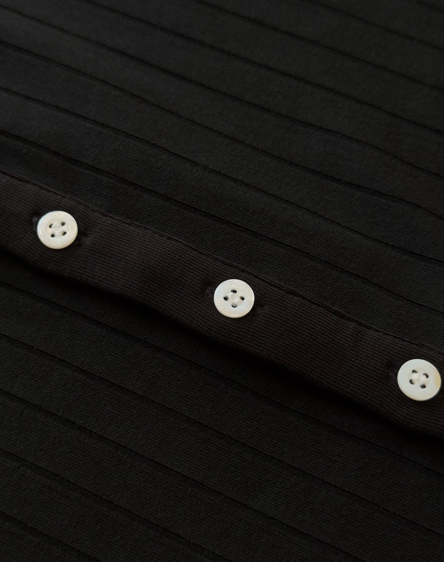 Maglia Henley a coste con bottoni logati in vera madreperla e ricamo