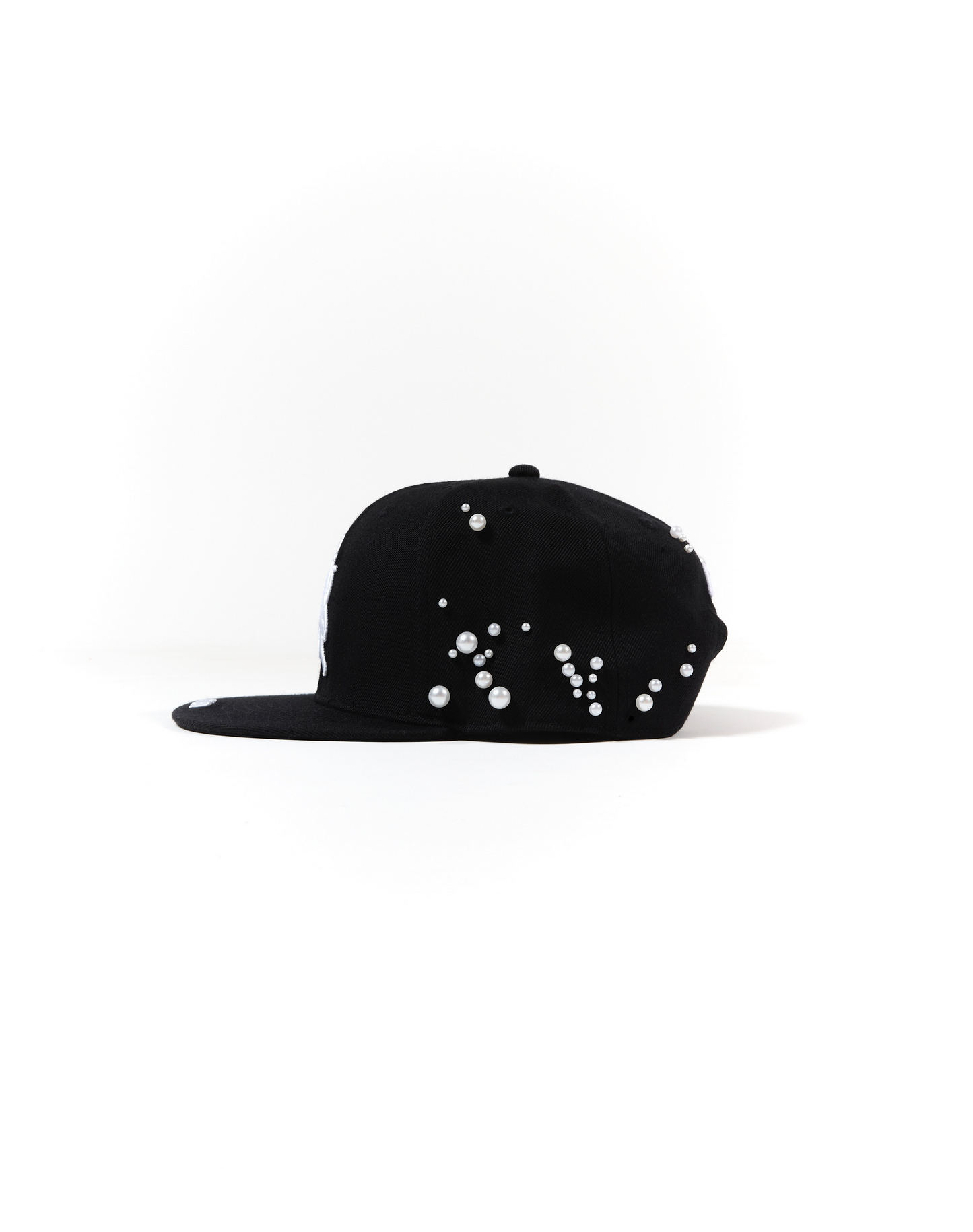 Cappello con ricami 3D e perle rivettate