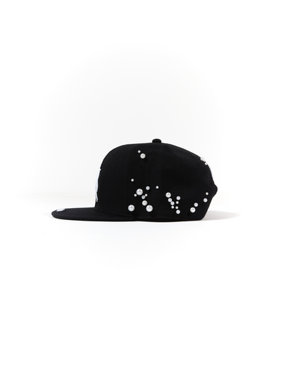 Cappello con ricami 3D e perle rivettate