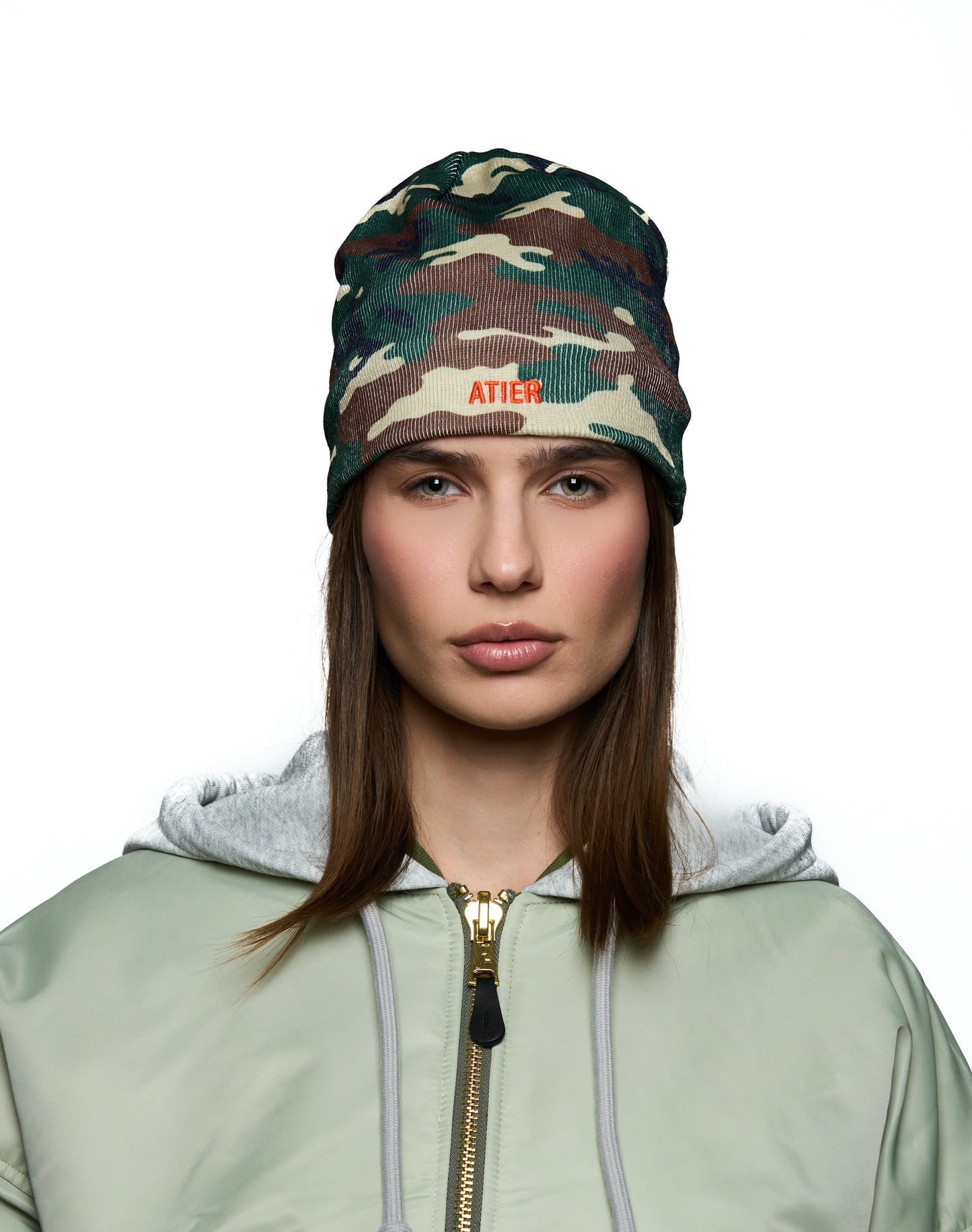 Cappello beanie camouflage con ricami e imbottito in pile