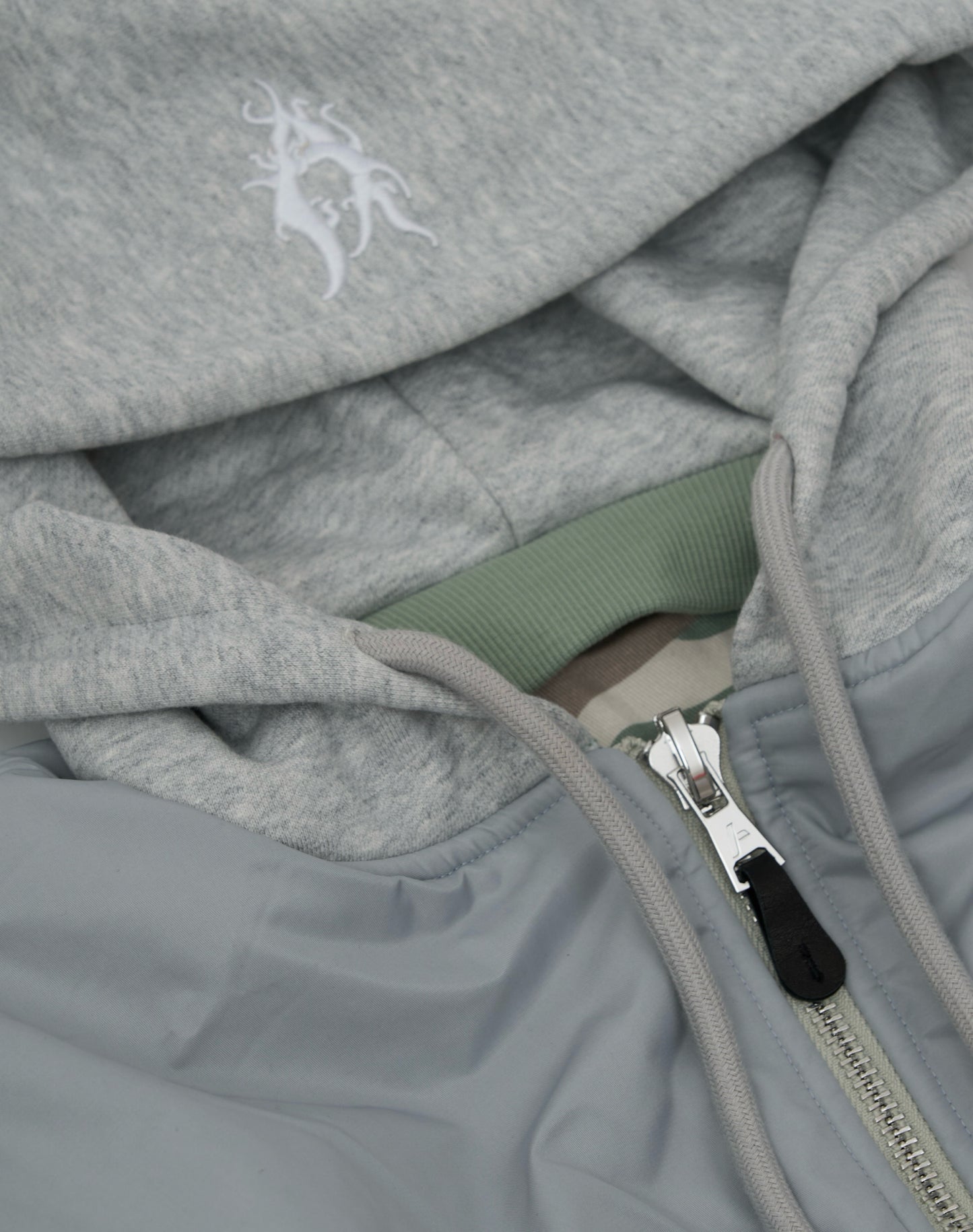 Bomber imbottito reversibile in 100% cotone con cappuccio e ricami 3D