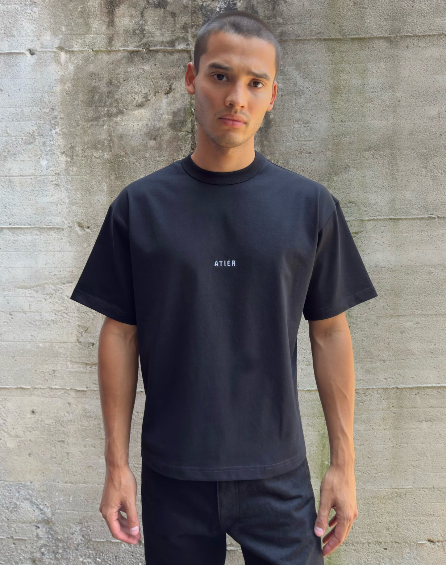 Maglia in 100% cotone con logo ricamato