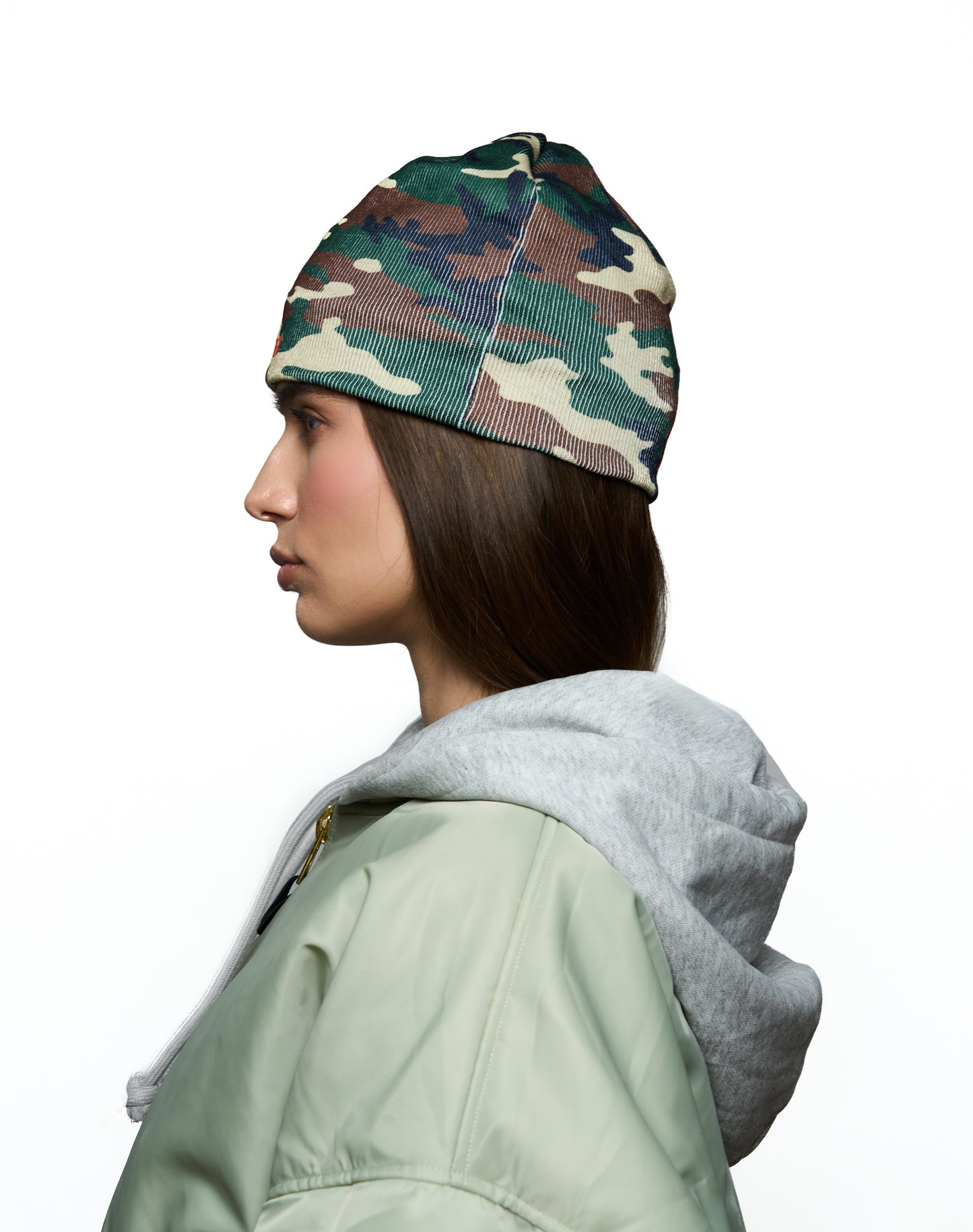 Cappello beanie camouflage con ricami e imbottito in pile