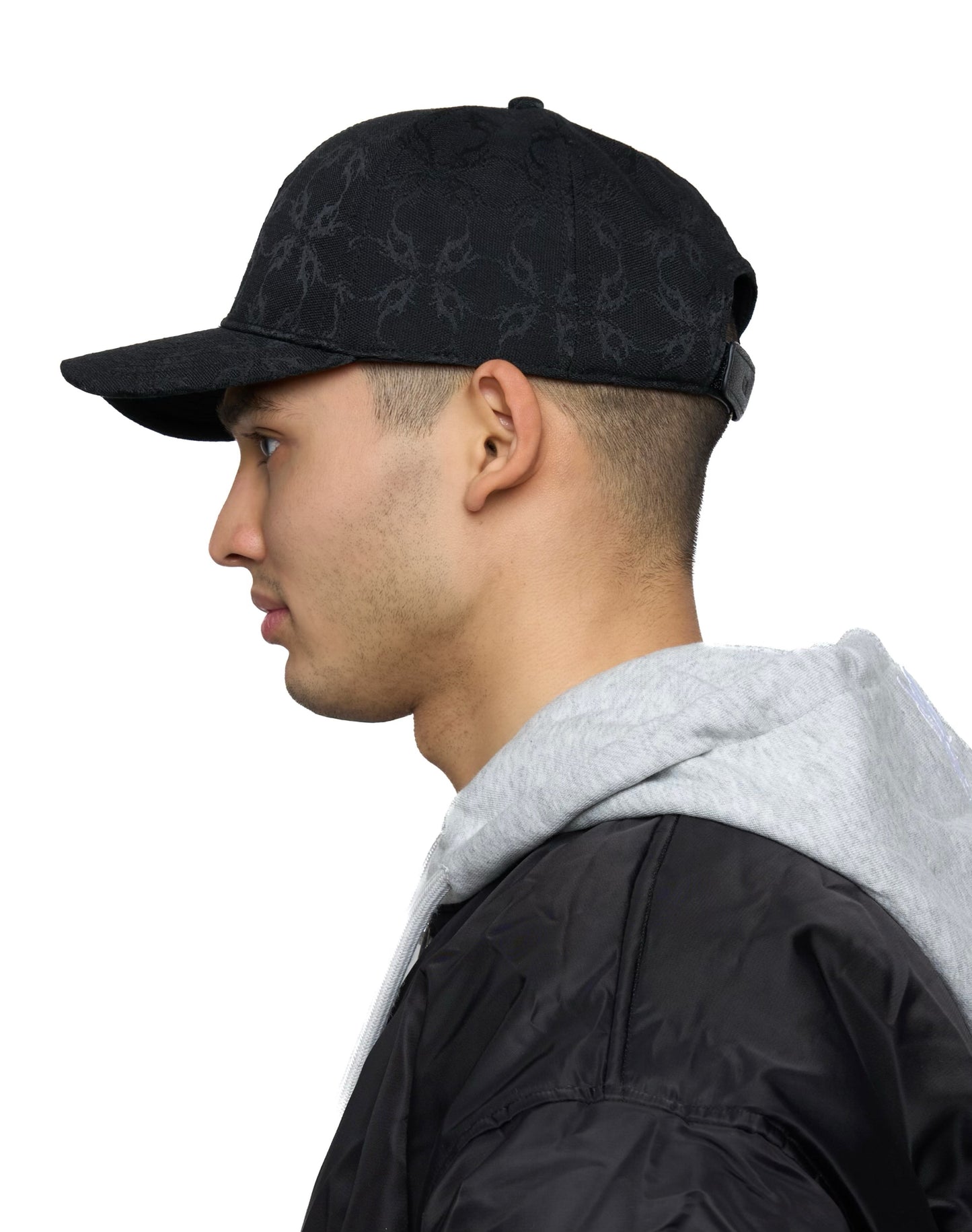 Cappello in tessuto ATIER con ricami e chiusura in vera pelle tamburellata
