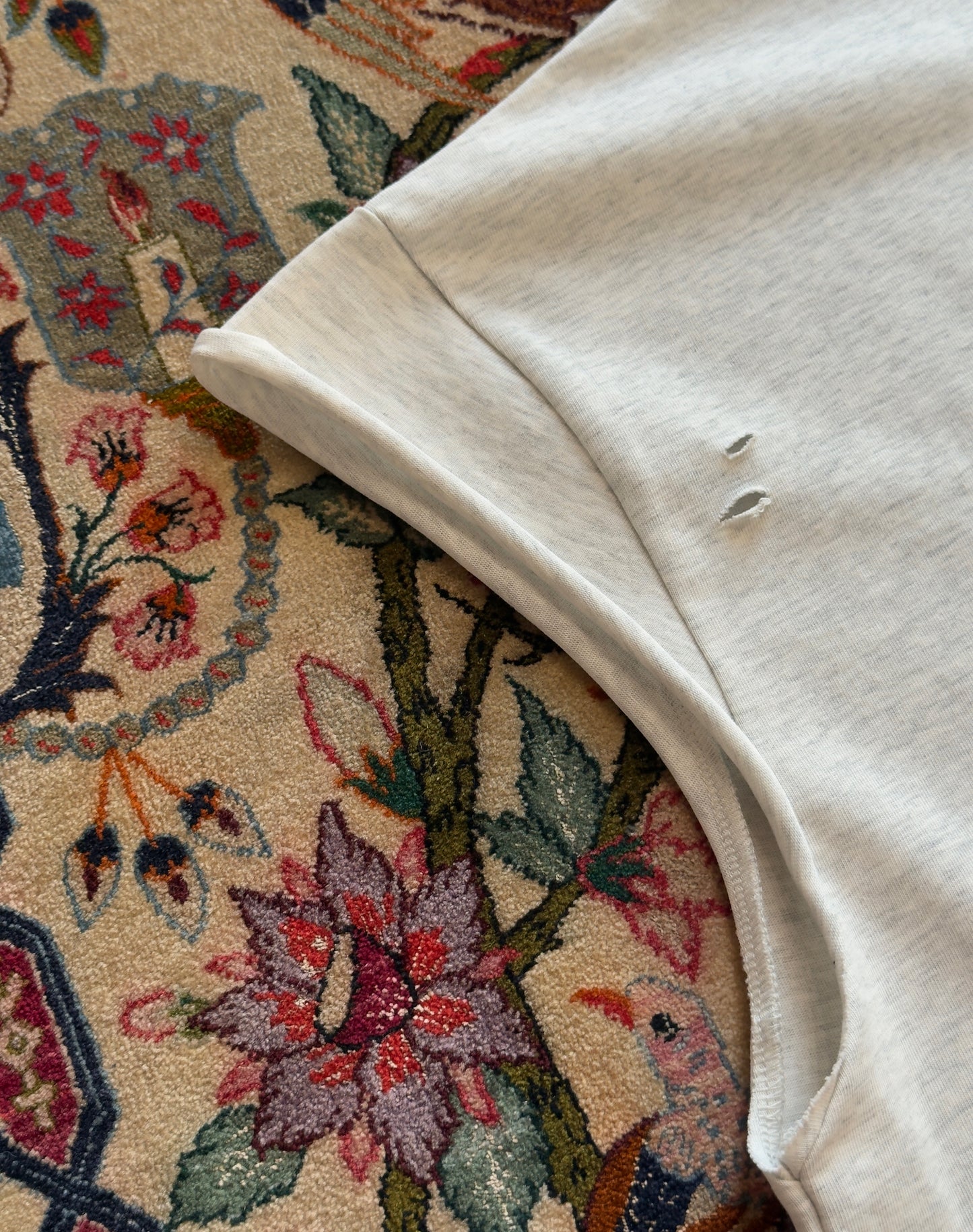 Maglia muscle in 100% cotone con logo ricamato e tagli/lacerature