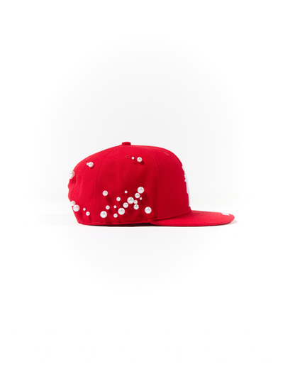 Cappello con ricami 3D e perle rivettate