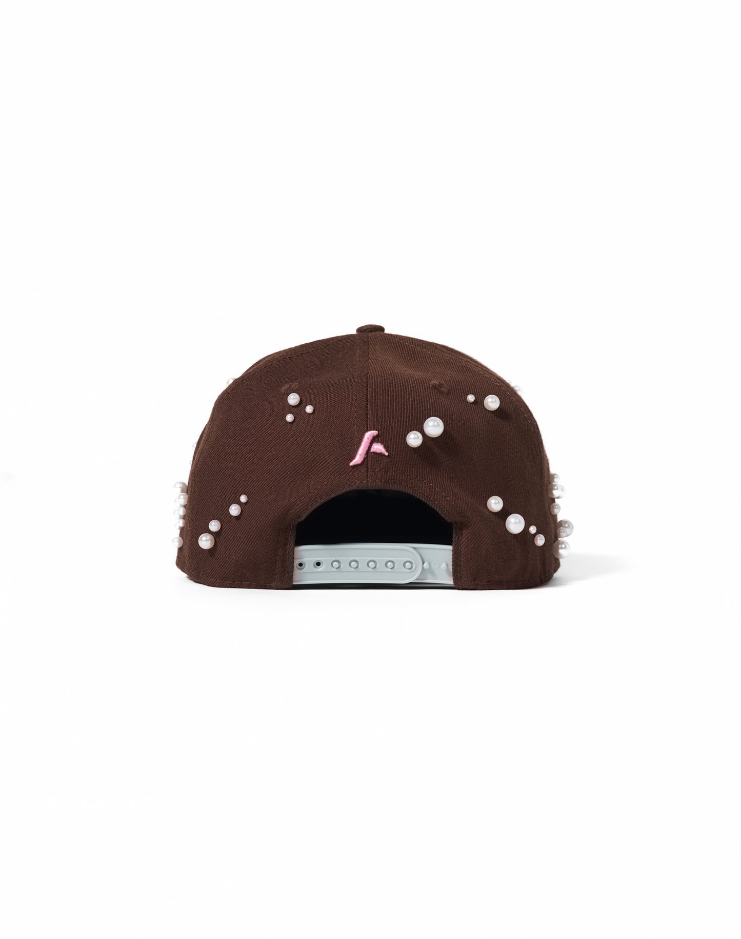 Cappello con ricami 3D e perle rivettate
