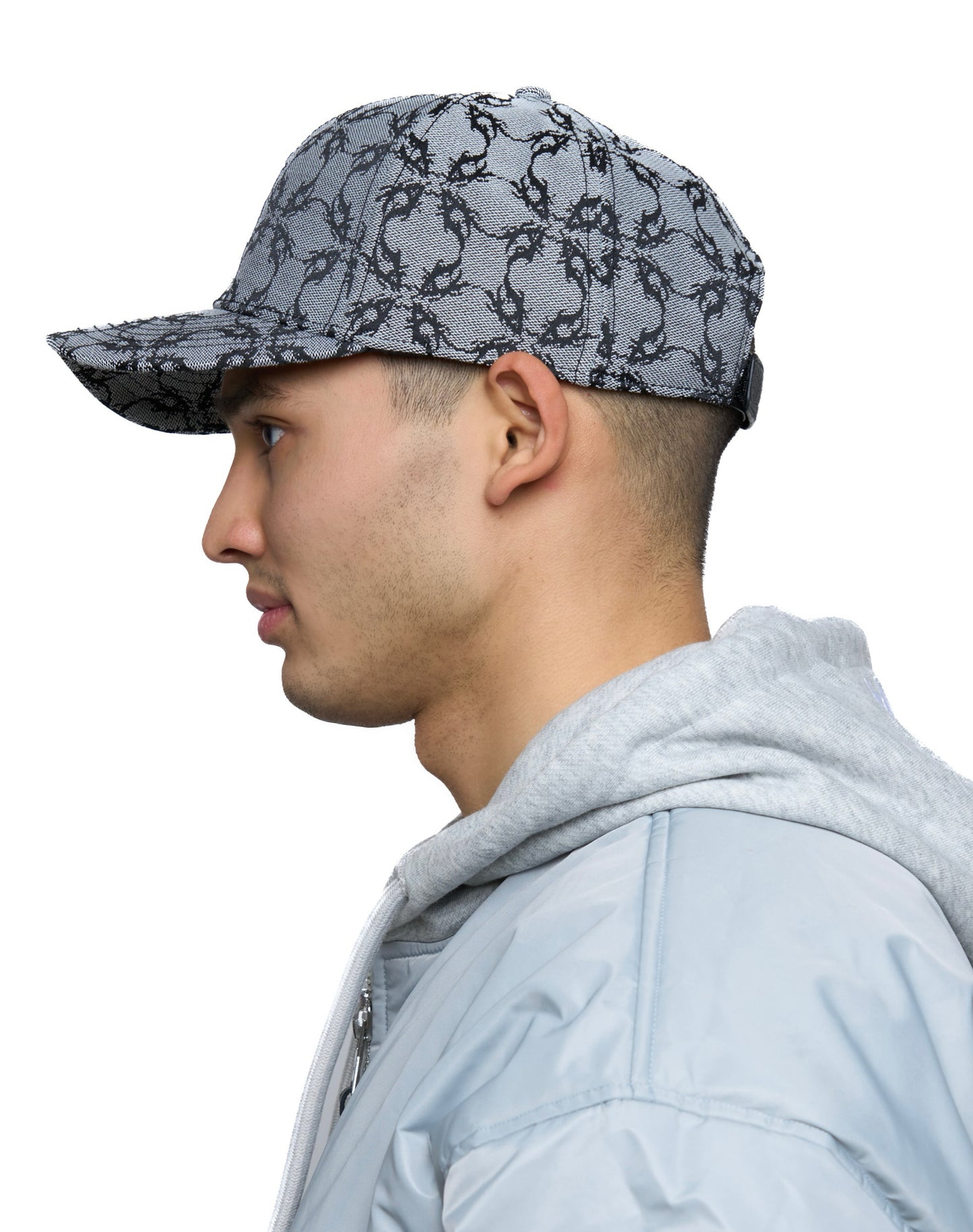 Cappello in tessuto ATIER con ricami e chiusura in vera pelle tamburellata
