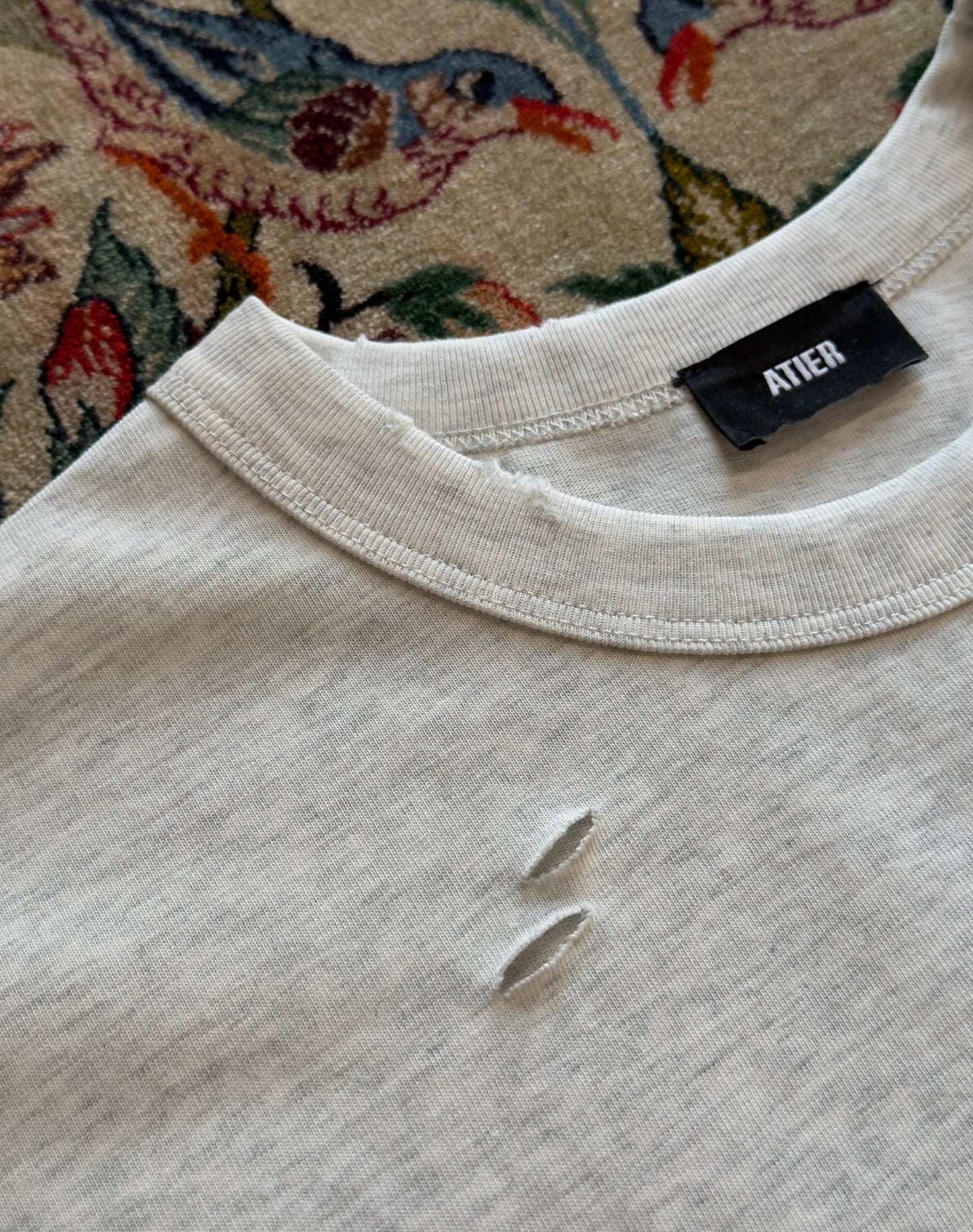 Maglia muscle in 100% cotone con logo ricamato e tagli/lacerature