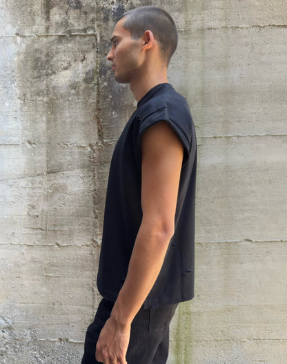 Maglia muscle in 100% cotone con logo ricamato e tagli/lacerature