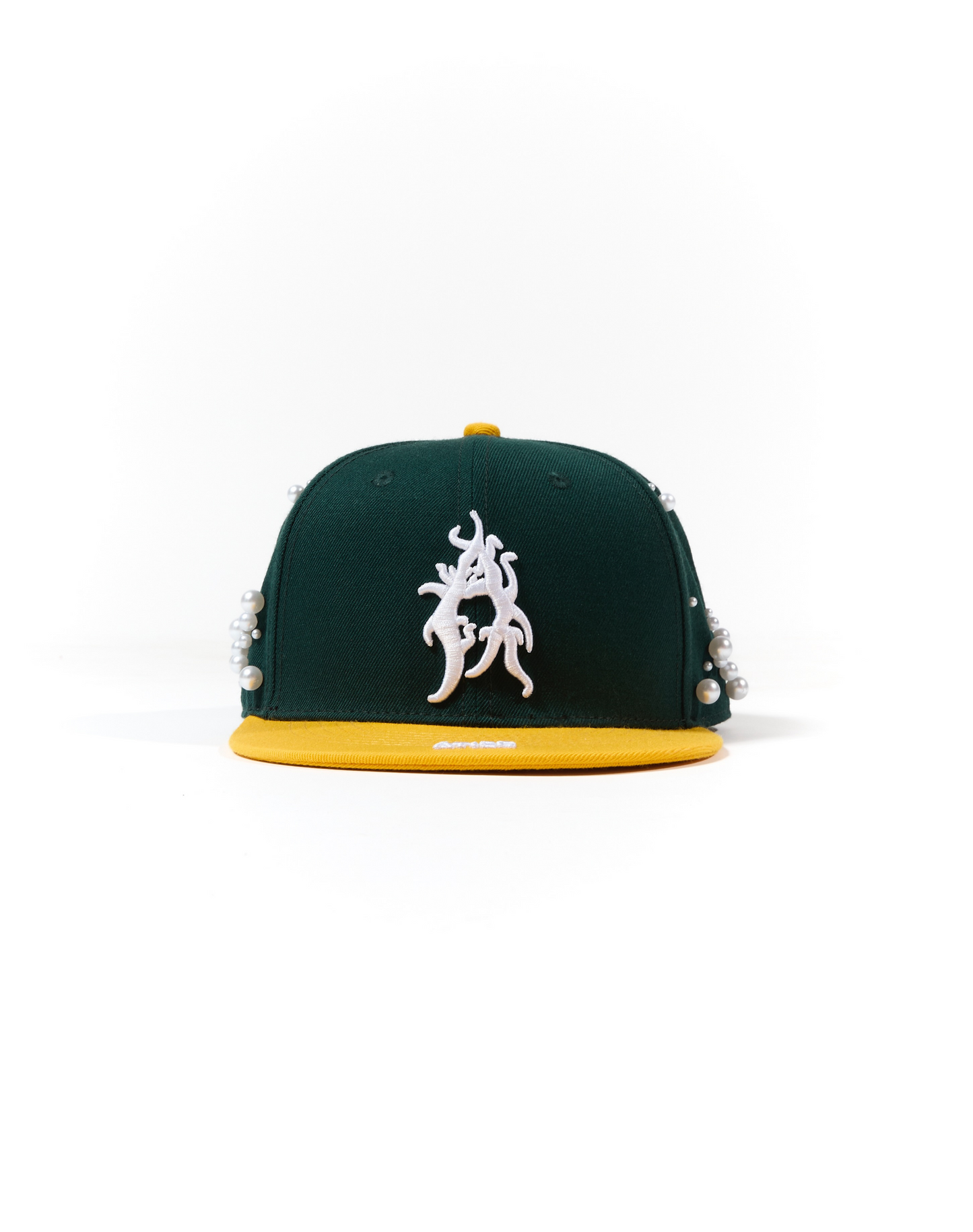 Cappello con ricami 3D e perle rivettate