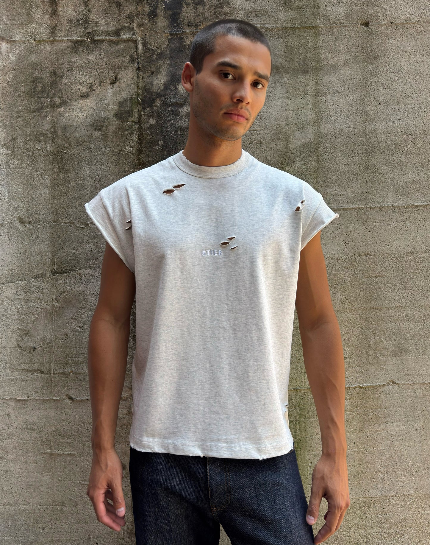 Maglia muscle in 100% cotone con logo ricamato e tagli/lacerature