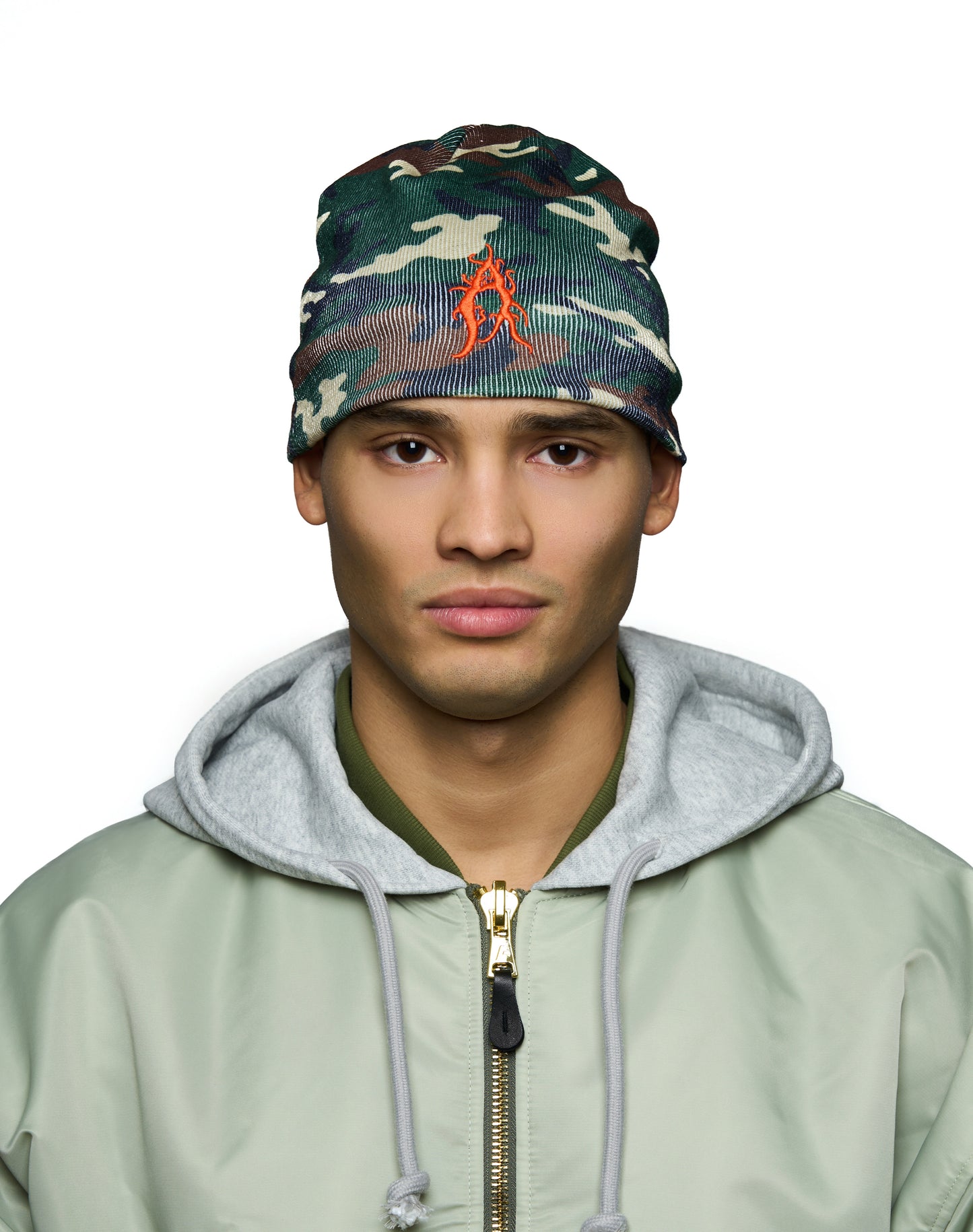 Cappello beanie camouflage con ricami e imbottito in pile