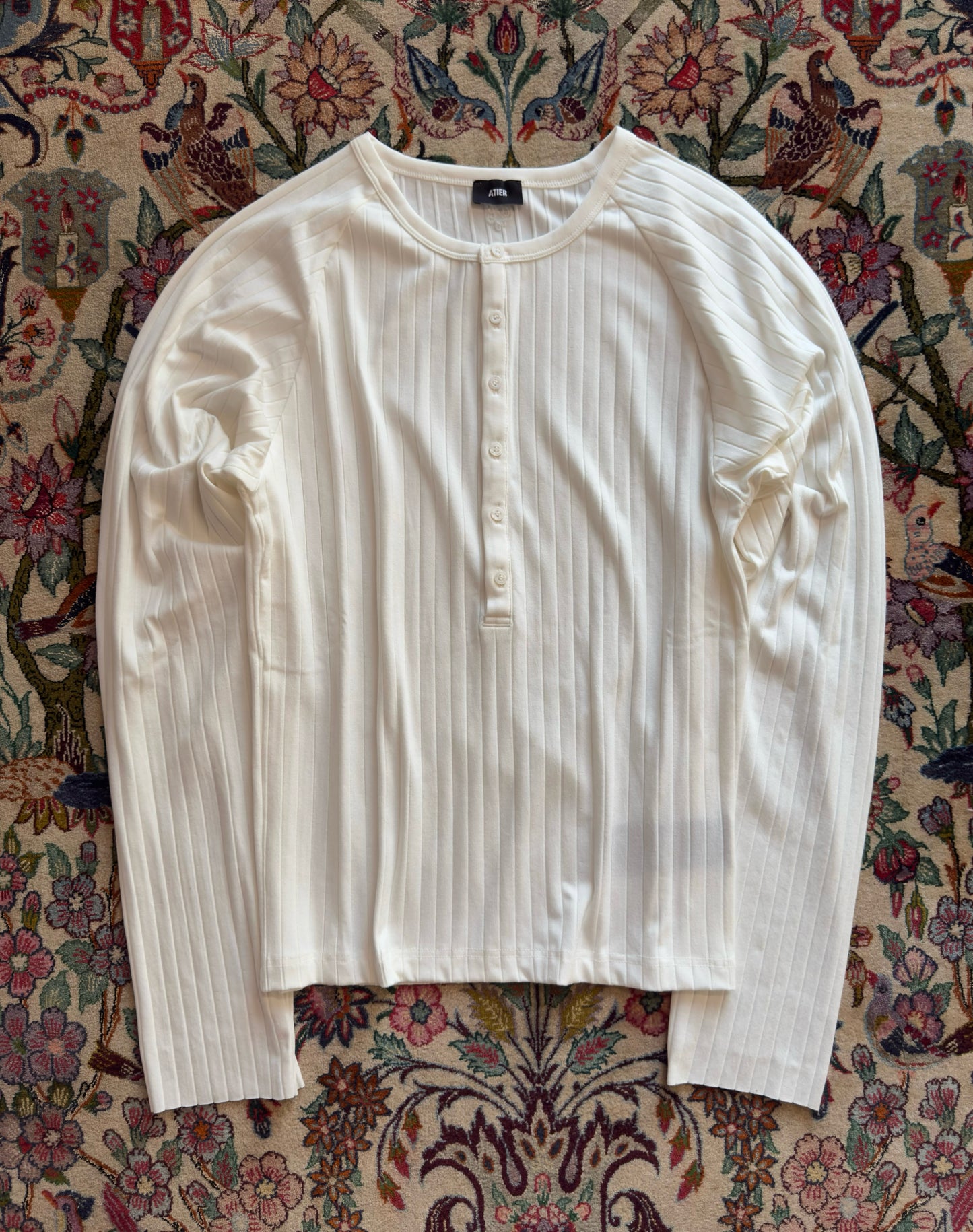Maglia Henley a coste con bottoni logati in vera madreperla e ricamo