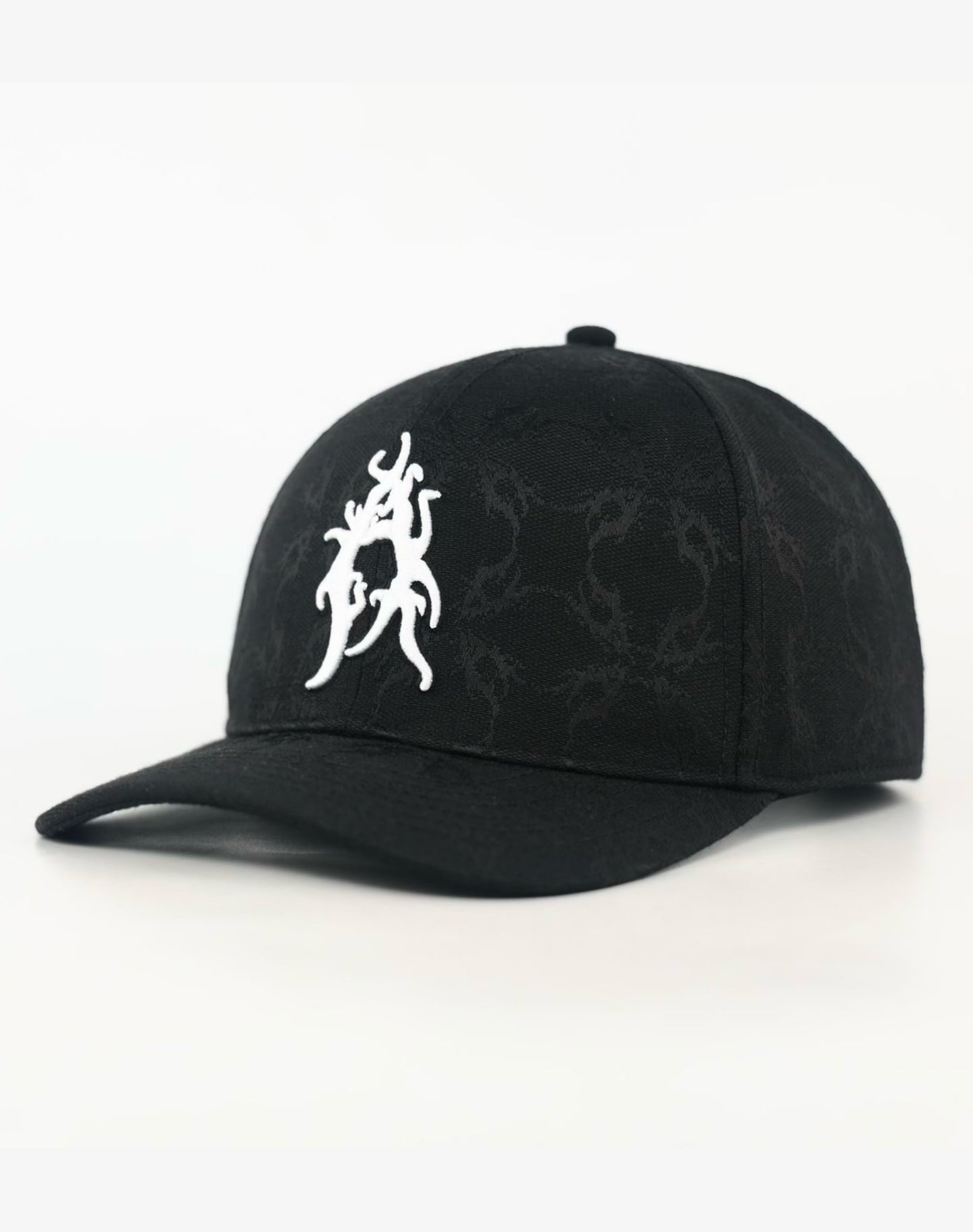 Cappello in tessuto ATIER con ricami e chiusura in vera pelle tamburellata