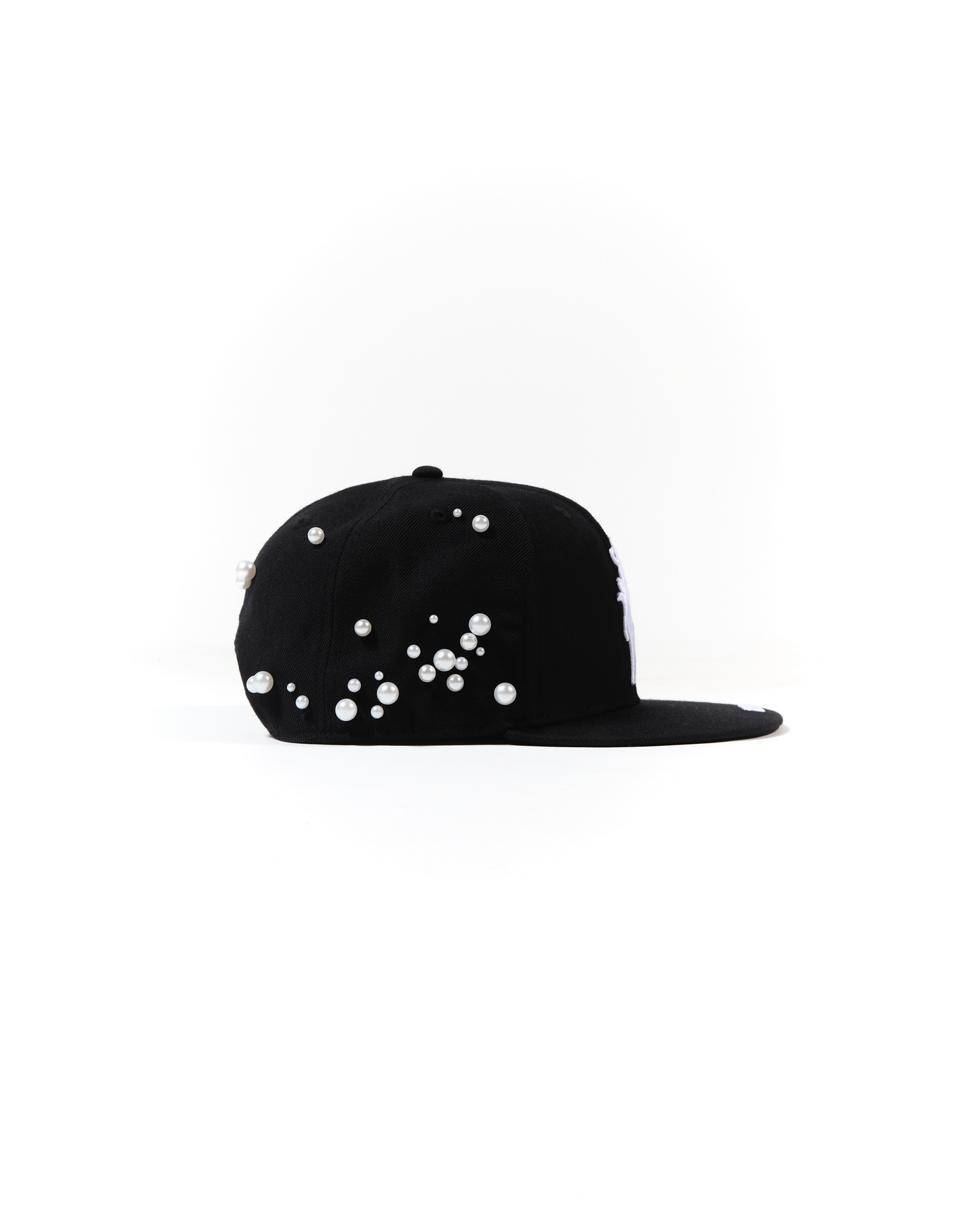Cappello con ricami 3D e perle rivettate