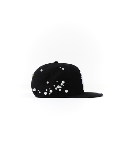 Cappello con ricami 3D e perle rivettate