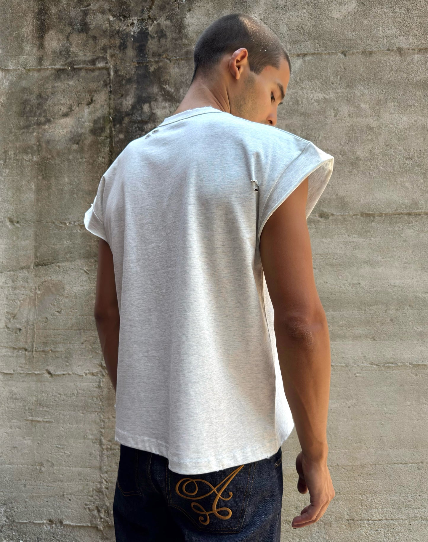 Maglia muscle in 100% cotone con logo ricamato e tagli/lacerature