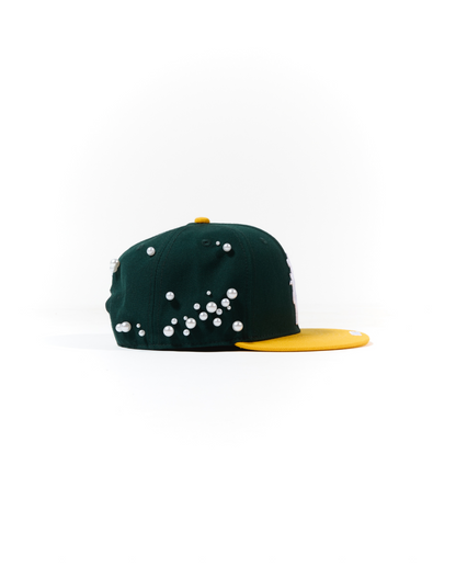 Cappello con ricami 3D e perle rivettate