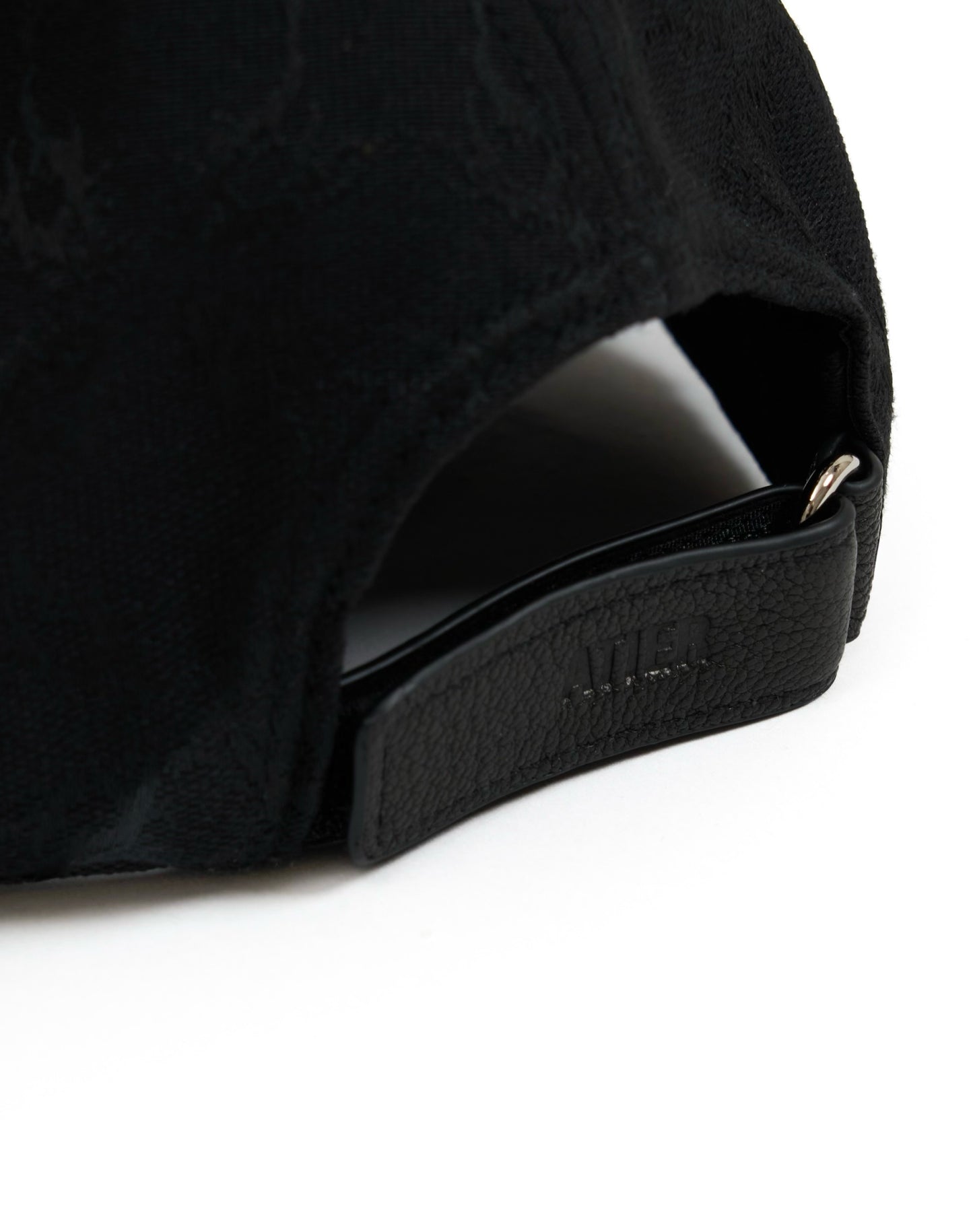 Cappello in tessuto ATIER con ricami e chiusura in vera pelle tamburellata