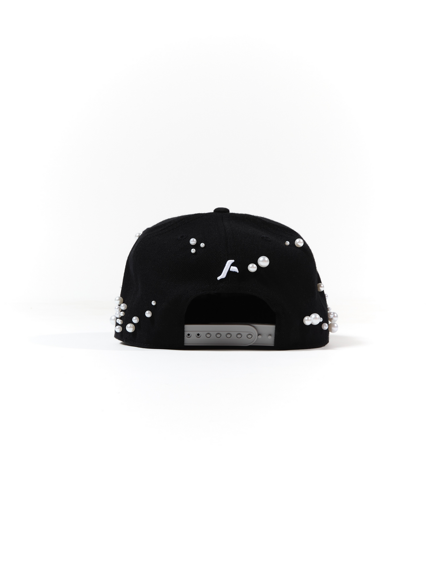 Cappello con ricami 3D e perle rivettate