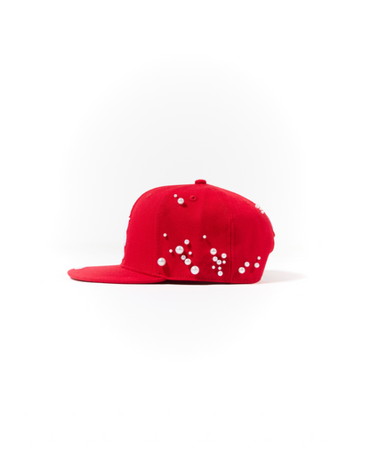Cappello con ricami 3D e perle rivettate