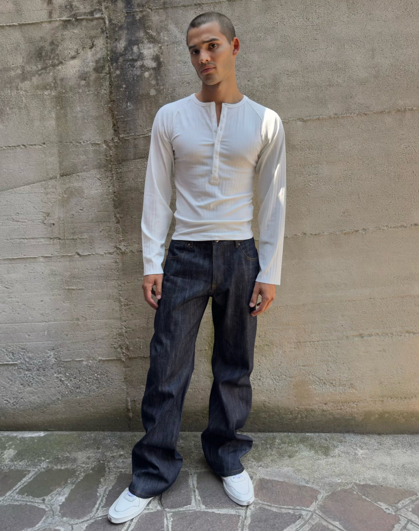Maglia Henley a coste con bottoni logati in vera madreperla e ricamo