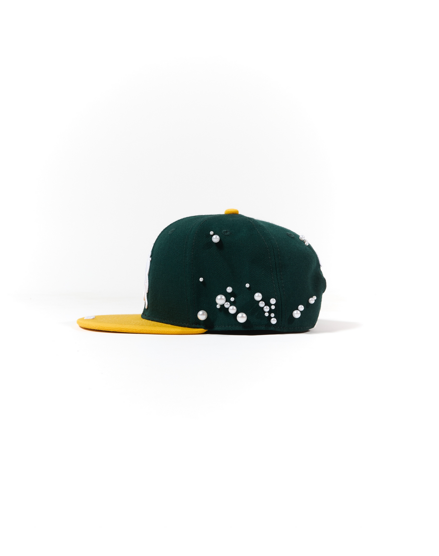 Cappello con ricami 3D e perle rivettate