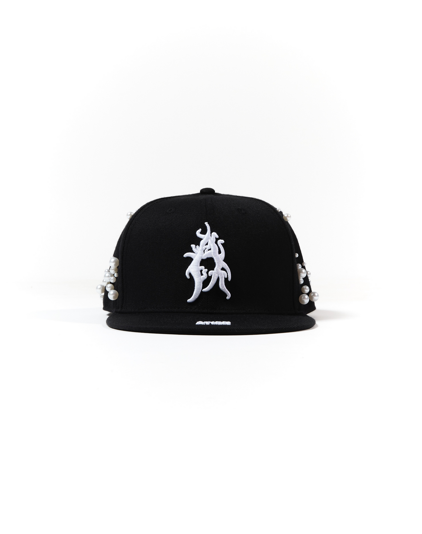 Cappello con ricami 3D e perle rivettate