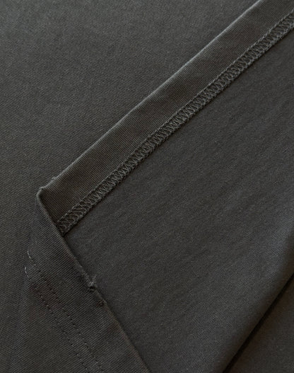 Maglia muscle in 100% cotone con logo ricamato e tagli/lacerature