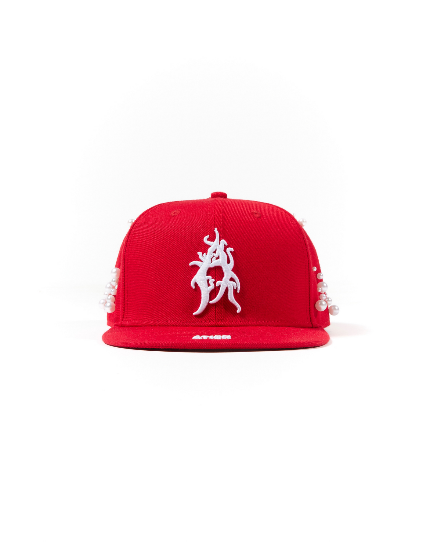 Cappello con ricami 3D e perle rivettate