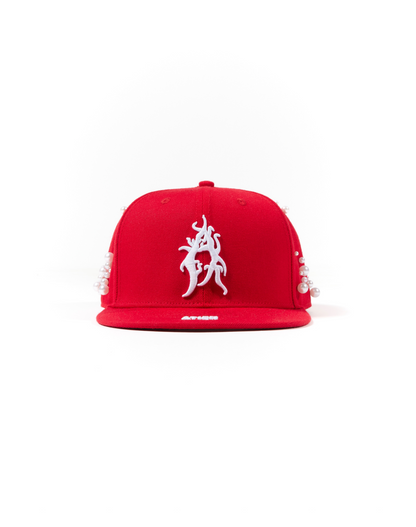 Cappello con ricami 3D e perle rivettate