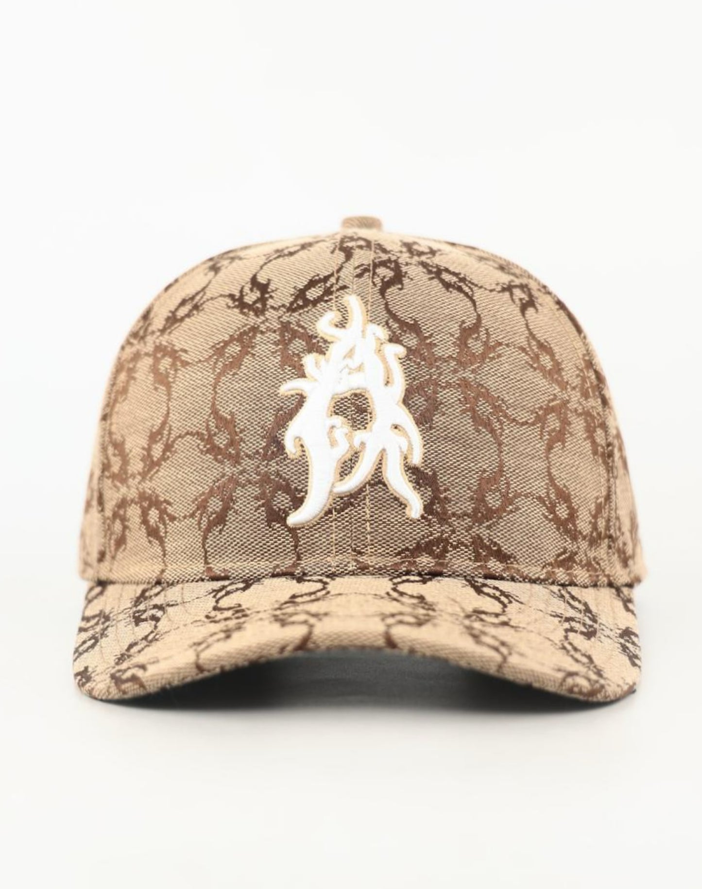 Cappello in tessuto ATIER con ricami e chiusura in vera pelle tamburellata