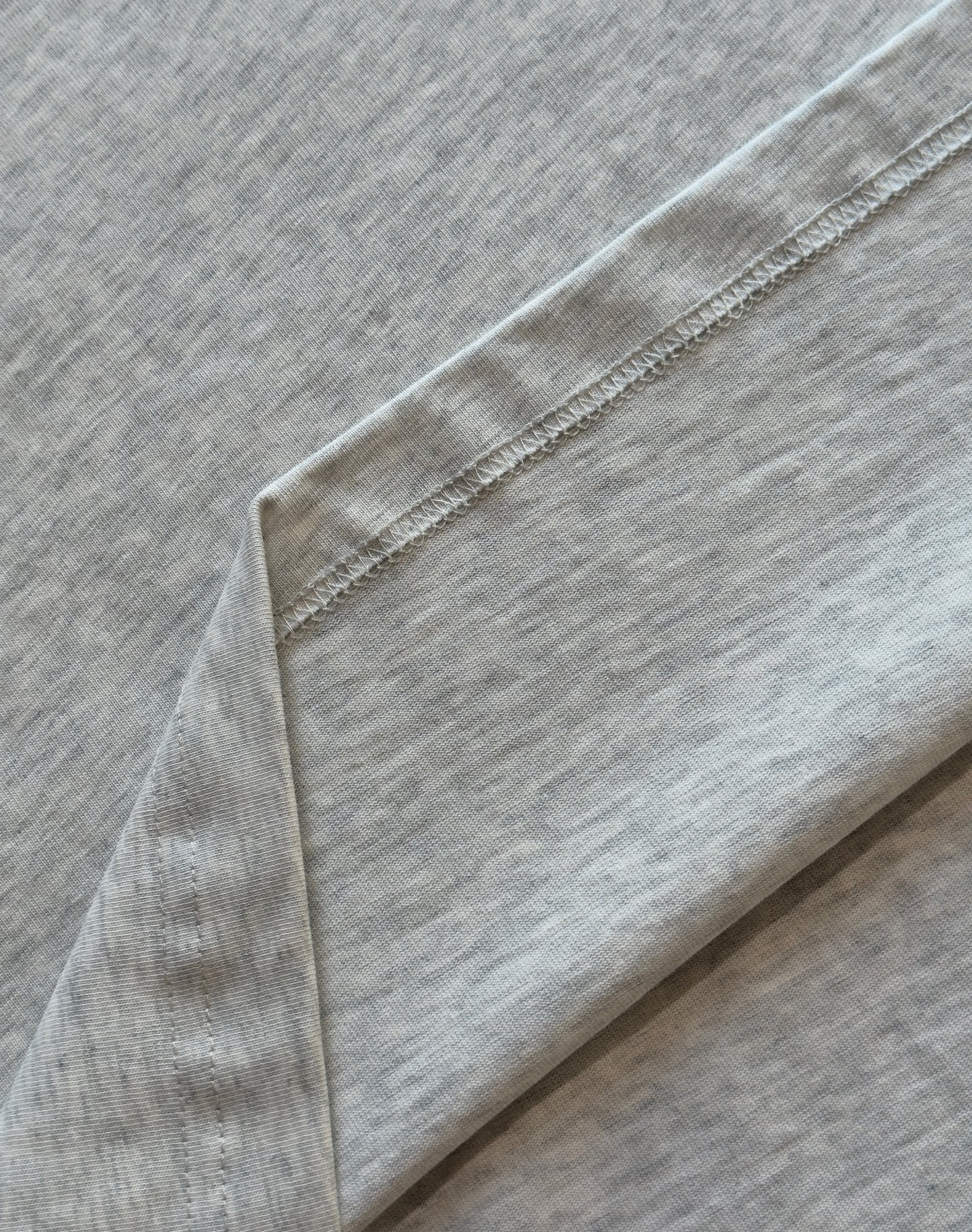 Maglia in 100% cotone con logo ricamato